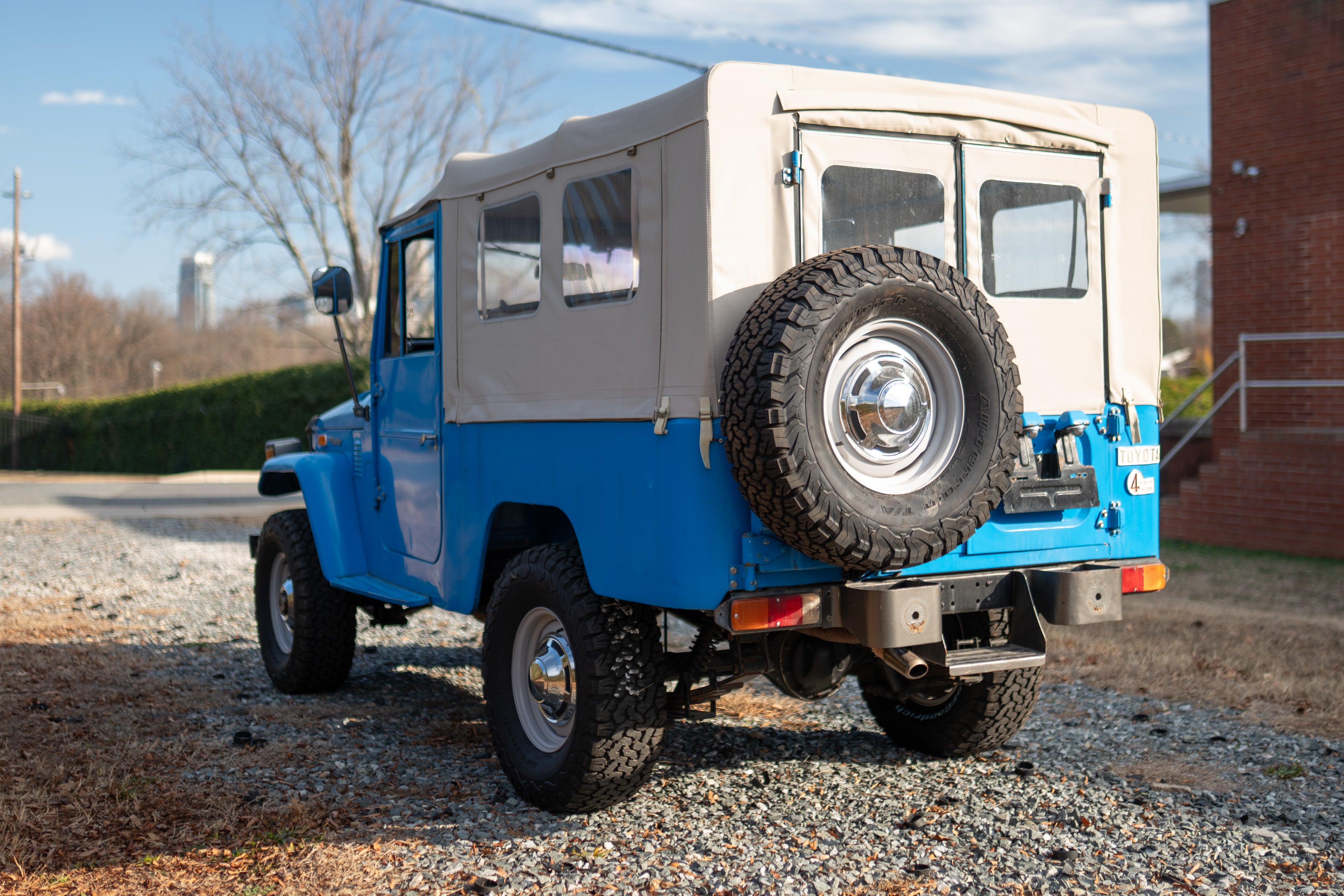1974 Toyota Land Cruiser FJ43 Soft Top (Blue)