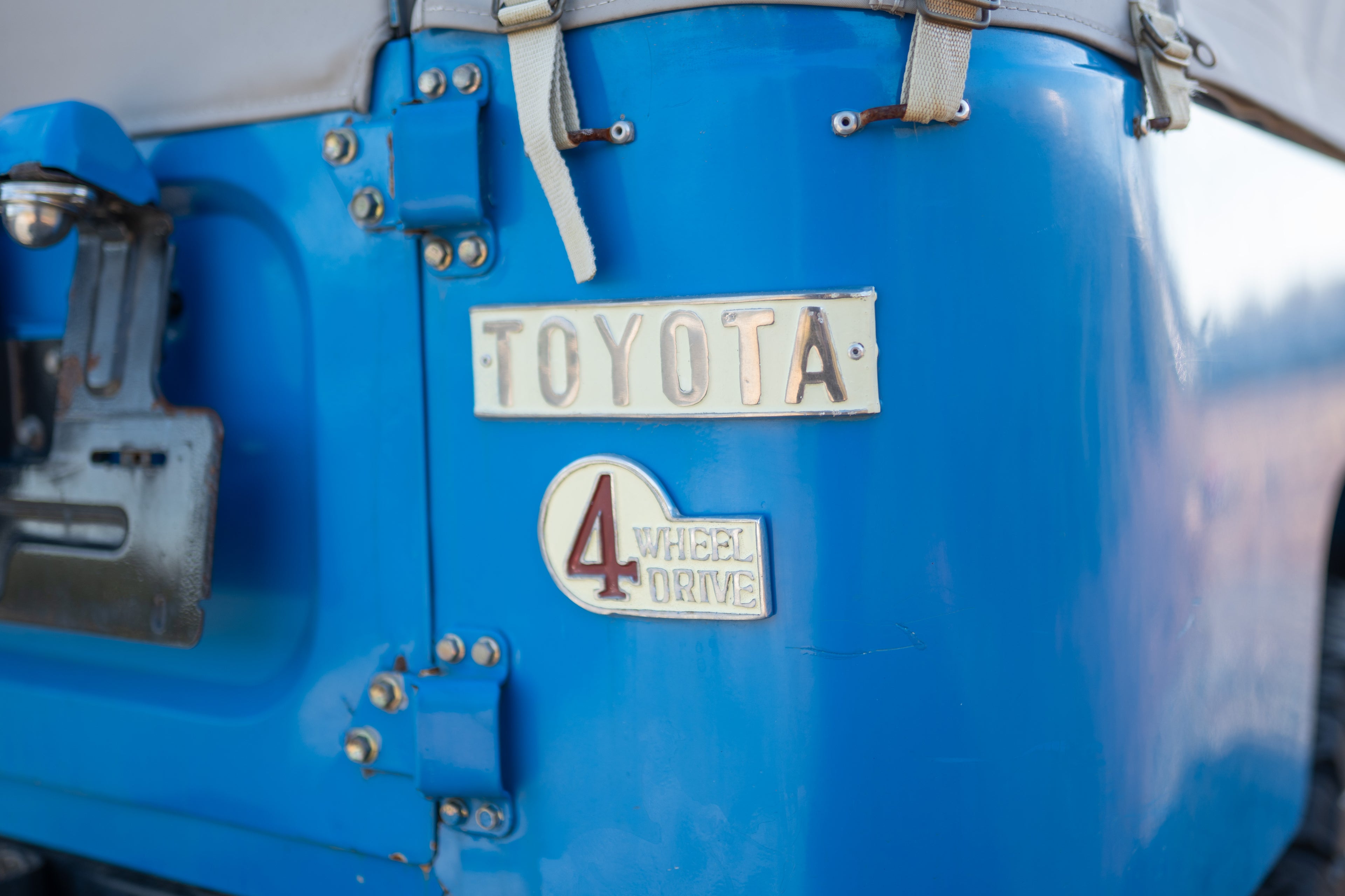 1974 Toyota Land Cruiser FJ43 Soft Top (Blue)