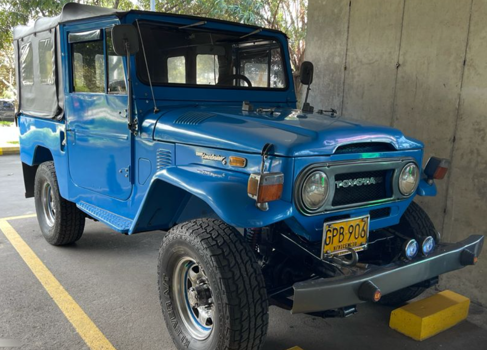 1974 Toyota Land Cruiser FJ43 Soft Top (Blue)